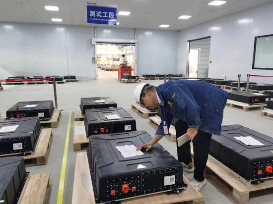 新能電網(wǎng)服務(wù)公司首批新能源電池預(yù)制艙監(jiān)造發(fā)運(yùn)圓滿(mǎn)成功